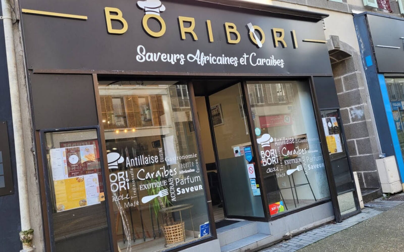 La devanture de Bori Bori, enseigne dorée « Saveurs Africaines et Caraïbes »