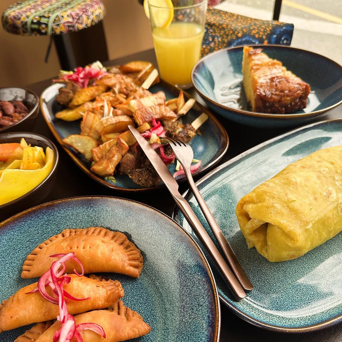 Assiette de pastels, loempia, alocco et jus d'orange